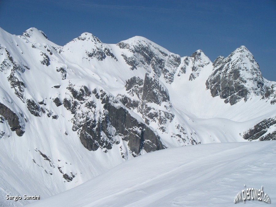 10 Pizzo Trona e dietro il Tre Signori.JPG